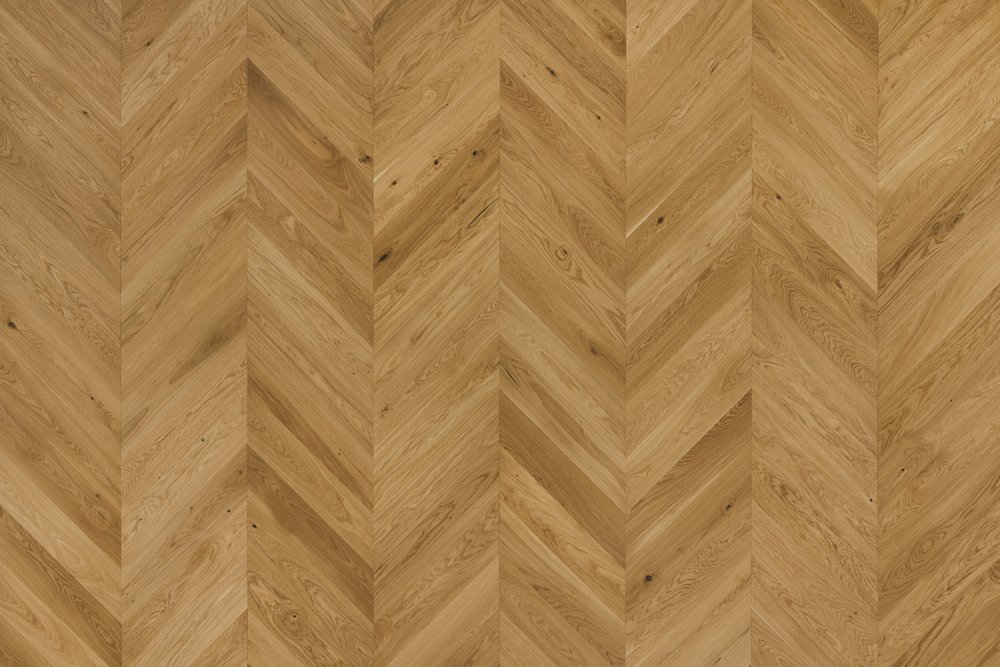 Dřevěná podlaha ve vzoru Chevron s transparentním olejem
