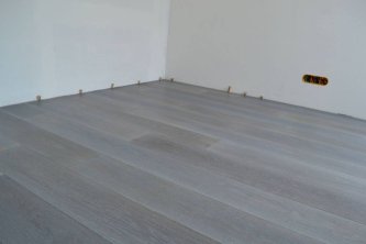 Realizace dřevěné dubové podlahy na zakázku