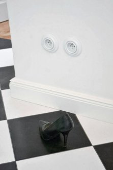 Bílé lišty KOLONIAL (RAL 9010) jsou zajímavým doplňkem k dřevěné podlaze a nejenom k ní. Výška lišty 58mm, 78mm, 98mm, 118mm.
