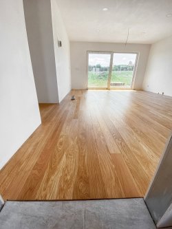 Realizace dřevěné dubové podlahy v odstínu PARKETO - GRACE s podlahovým topením a ošetřením voděodolným olejem