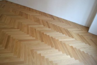 Realizace dřevěné dubové podlahy formou parket s olejovou úpravou povrchu