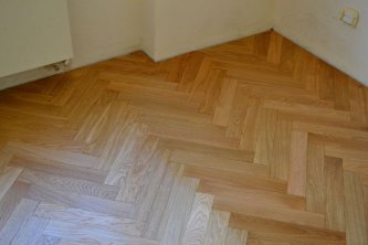 Renovace dřevěných dubových parket s povrchovou úpravou