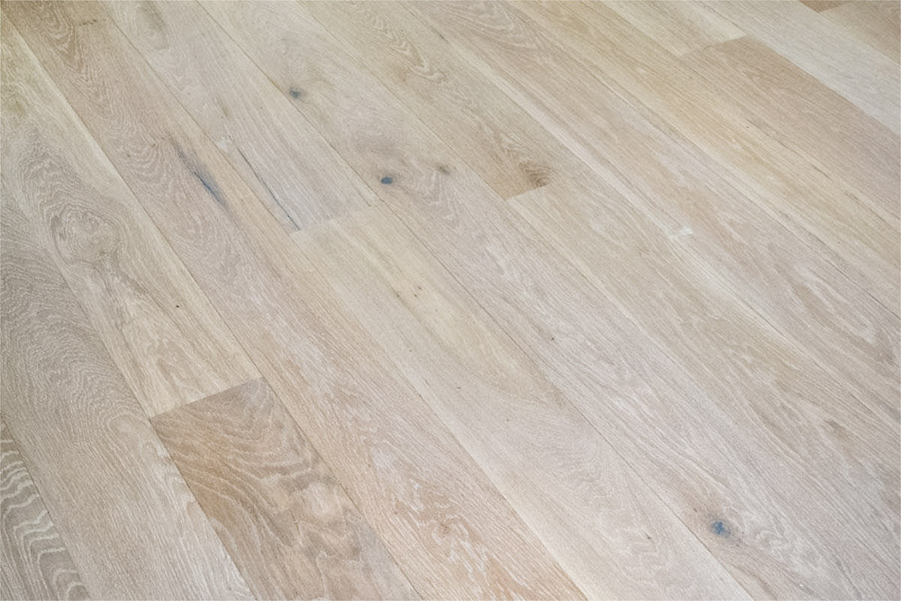 Dubová třívrstvá podlaha v odstínu PARKETO - VIOLA v přírodním provedení rustic včetně suků