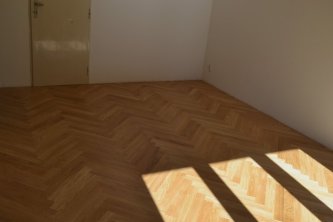 Realizace dřevěné dubové masivní podlahy formou parket s voděodolnou úpravu olejem
