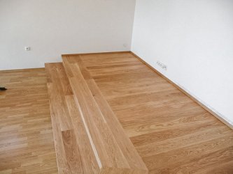 Realizace schodů a pódia z dubového dřeva na zakázku