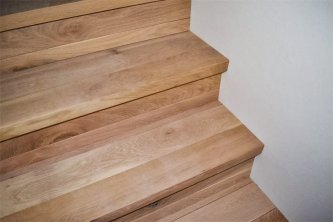 Dřevěné dubové schody na zakázku s osvětlením, které zvýrazní povrch kartáčovaného dřeva