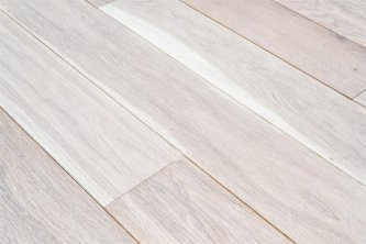 Dřevěná dubová podlaha v odstínu PARKETO - LILY s povrchovou úpravou na zakázku.