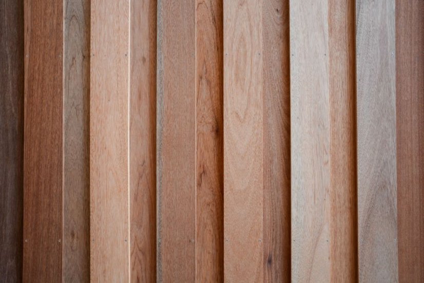 Fasádové prkno – Dark Red Meranti (Bukit) hoblované prkno, 18×140 mm