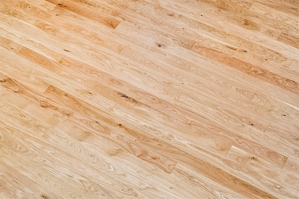 Pokládka dubové podlahy v šířce 120mm je vhodnou variantou pro podlahové topení. Lamela má tloušťku 13mm pro minimalizaci tepelného odporu.