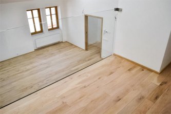 Dubová podlaha a podsvícené dubové schodiště v dekoru PARKETO - LILY