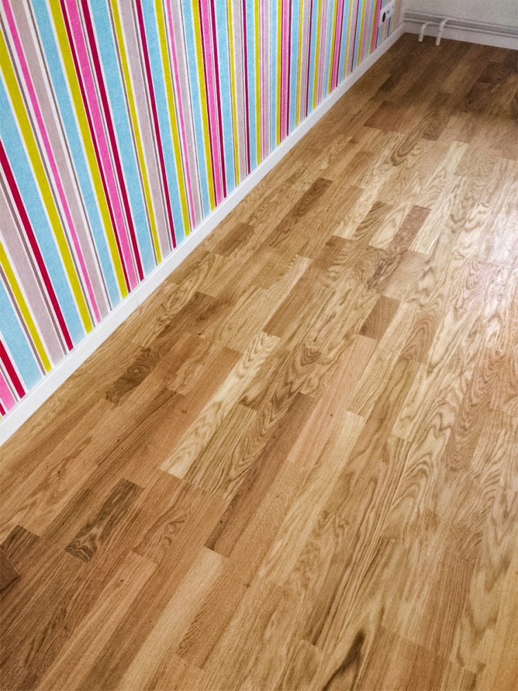 Dřevěnou dubovou podlahu je možné kombinovat také s bílou hranatou vyšší soklovou lištou (6cm)