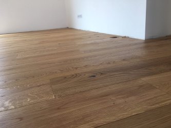 Realizace dřevěné dubové podlahy s olejovou úpravou povrchu