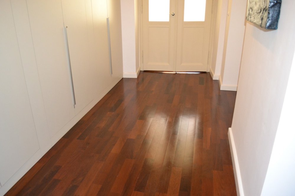 Renovace lakované podlahy na zakázku s povrchovou úpravou