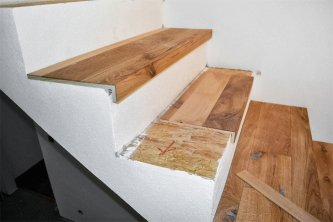 Realizace schodiště z třívrstvé dřevěné dubové podlahy může mít dokonalý vzhled. Masivní schodnice po přilepení bude mnohem stabilnější a nebude vrzat.