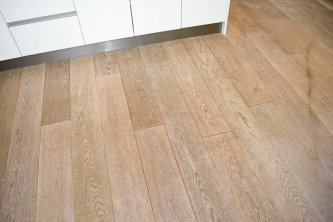 Renovace a hloubkové čistění dřevěné dubové podlahy s povrchovou úpravou odolným tungovým olejem na zakázku