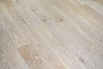 Dubová třívrstvá podlaha v odstínu PARKETO - VIOLA v přírodním provedení rustic včetně suků