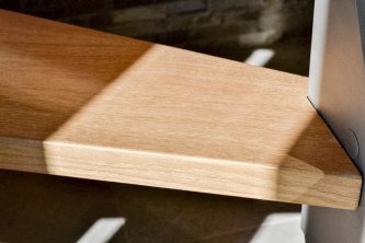 Realizace dřevěného dubového schodiště s povrchovou úpravou na zakázku