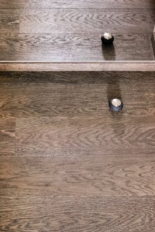 Realizace dubové podlahy a schodiště v odstínu PARKETO - DARK s povrchovou úpravou černým olejem.