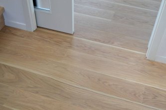 Dřevěná dubová podlaha v odstínu PARKETO - IMOGEN s povrchovou úpravou na zakázku
