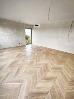 Individuální realizace dubové parketové podlahy s francouzským vzorem v odstínu PARKETO - VIOLA