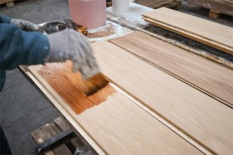 Realizace dubové podlahy Woodbridge, s úpravou aktivním mořidlem a finálním olejem