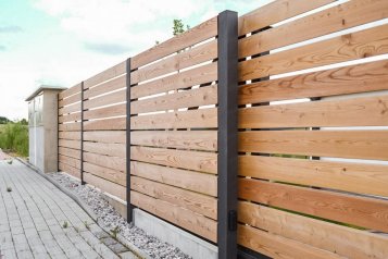 Terasa, obklad a oplocení rodinného domu ze Sibiřského modřínu na zakázku