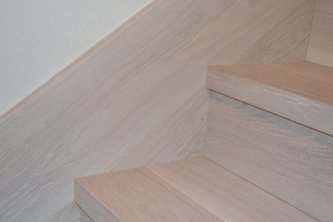 Realizace dřevěného dubového schodiště s bočným obkladem a povrchovou úpravou na zakázku