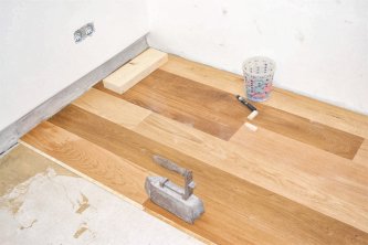 Realizace dřevěné dubové podlahy s bezbarvým olejem a kartáčováním