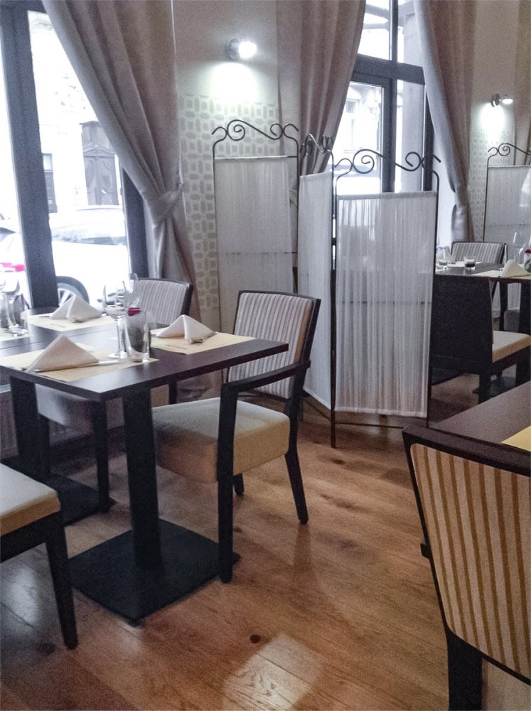 Dubová podlaha v odstínu PARKETO - JORIKA v restauraci Továrna na iluze