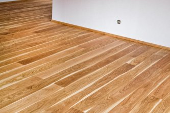 Zakázková realizace dřevěné dubové podlahy s povrchovou úpravou