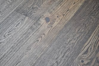 Realizace dřevěné dubové podlahy v odstínu PARKETO - LUNA s vodě odolnou povrchovou úpravou