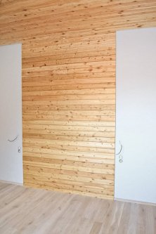 Realizace dřevěné dubové podlahy v odstínu PARKETO - VIOLA s kartáčováním. Dřevěný obklad je realizovaný ze sibiřského modřínu.