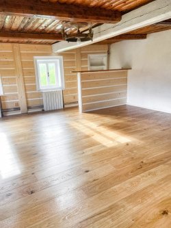 Zakázková realizace dubové prkenné podlahy rustic, s odolnou olejovou úpravou proti vodě a skvrnám.