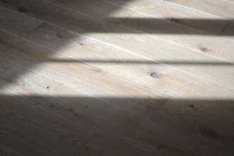 Dřevěná dubová podlaha v odstínu PARKETO - IRIS s povrchovou úpravou na zakázku