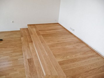 Realizace schodů a pódia z dubového dřeva na zakázku