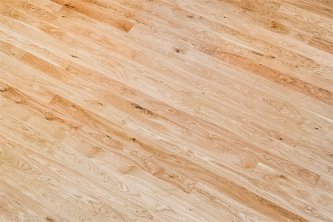 Pokládka dubové podlahy v šířce 120mm je vhodnou variantou pro podlahové topení. Lamela má tloušťku 13mm pro minimalizaci tepelného odporu.