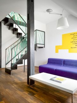 Ořechová podlaha v mozaice na zakázku v design hotelu MOODs v centru Prahy