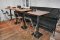 Realizace dřevěné dubové podlahy ve francouzském Bistro à Table v Praze. Podlaha dodává místu tu správnou pařížskou atmosféru.