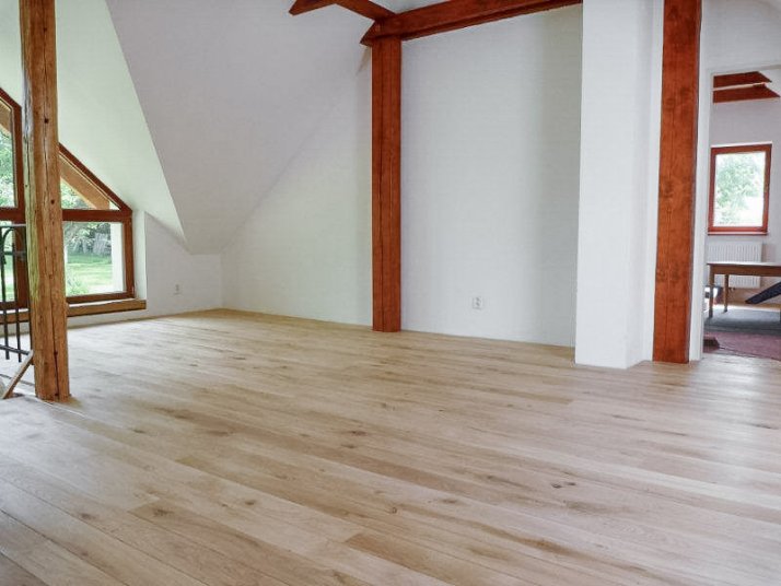 Světlá třívrstvá dubová podlaha PARKETO LILY v realizovaném rodinném domě