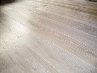 Realizace dubové podlahy a interiérového obkladu v odstínu PARKETO - IMOGEN