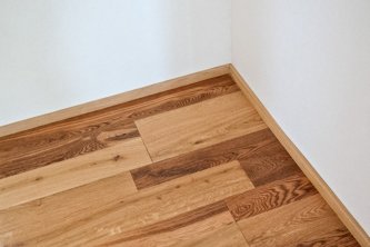 Realizace dřevěné dubové podlahy v rustikálním provedení s olejovou povrchovou úpravou