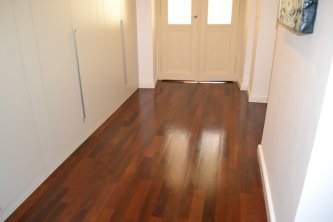 Renovace lakované podlahy na zakázku s povrchovou úpravou