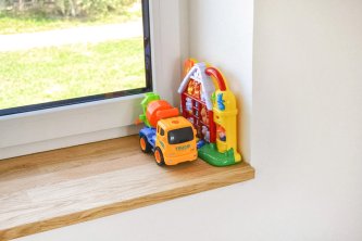 Individuální realizace dřevěného dubového schodiště, podlahy, parapetů a kuchyňské desky. To vše v odstínu PARKETO - GRACE s povrchovým ošetřením proti vodě a skvrnám.